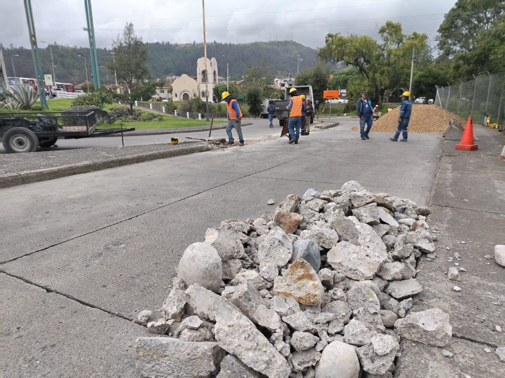 El personal y la maquinaria del Municipio de Cuenca trabaja en el paso desnivel del puente de El Vergel, principalmente en el carril con sentido avenida Huayna Cápac-redondel de la Pumapungo. BPR