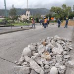 El personal y la maquinaria del Municipio de Cuenca trabaja en el paso desnivel del puente de El Vergel, principalmente en el carril con sentido avenida Huayna Cápac-redondel de la Pumapungo. BPR