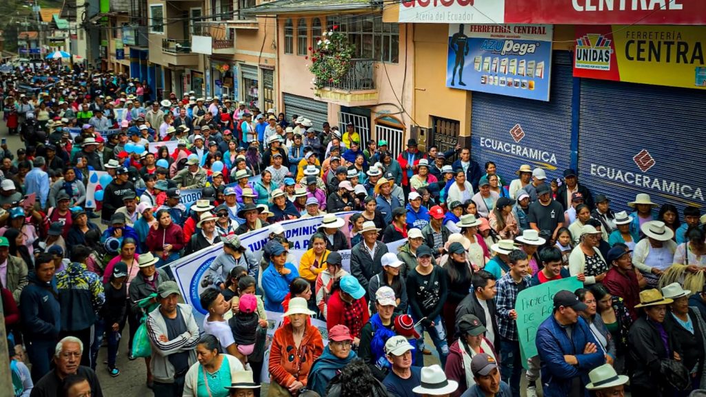 La marcha por las calles céntricas del Sígsig, previo a la audiencia de acción de protección contra la actividad minera, fue protagonizada por habitantes de las distintas comunidades. /Cortesía