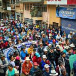 La marcha por las calles céntricas del Sígsig, previo a la audiencia de acción de protección contra la actividad minera, fue protagonizada por habitantes de las distintas comunidades. /Cortesía