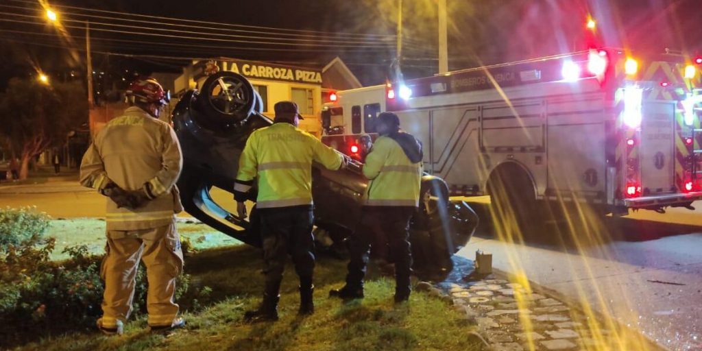 El sábado 25 de mayo, un vehículo se volcó en el redondel de las avenidas 10 de Agosto y Paucarbamba, en Cuenca. Hubo dos heridos.