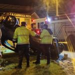 El sábado 25 de mayo, un vehículo se volcó en el redondel de las avenidas 10 de Agosto y Paucarbamba, en Cuenca. Hubo dos heridos.