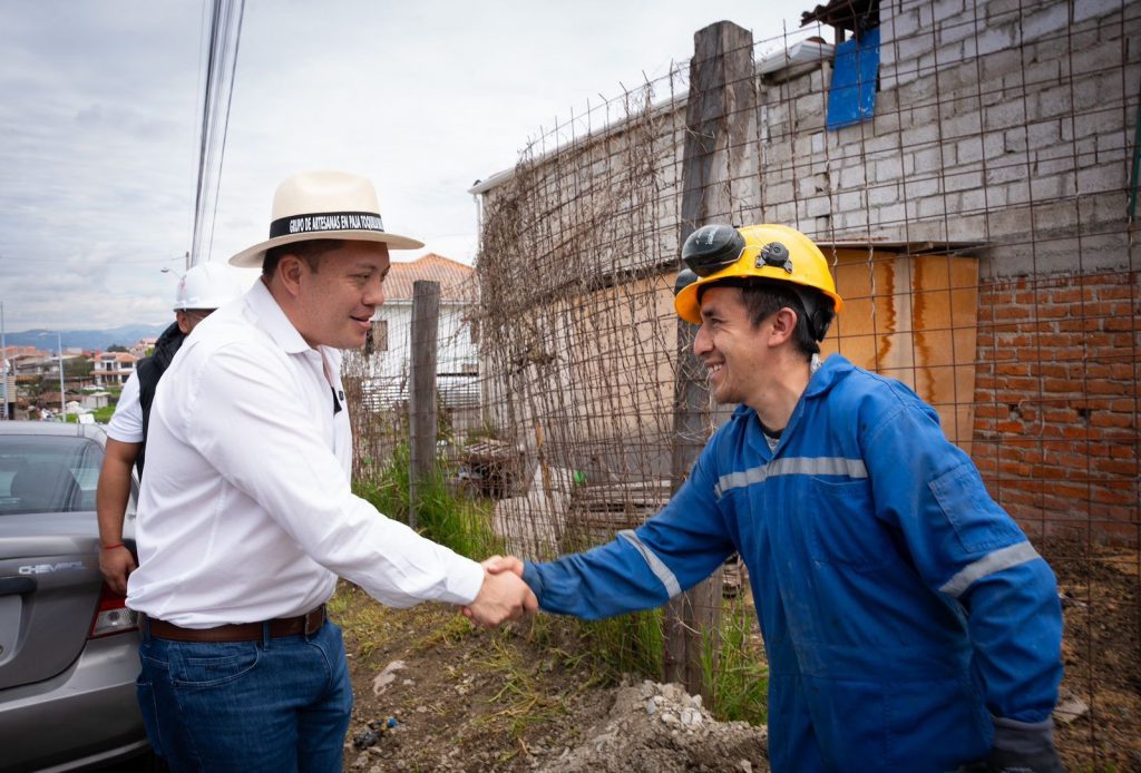 Cristian Zamora, alcalde de Cuenca, salida a un trabajador durante un recorrido de obras.
