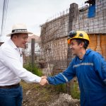 Cristian Zamora, alcalde de Cuenca, salida a un trabajador durante un recorrido de obras.