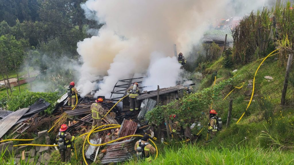 El personal del Cuerpo de Bomberos de Cuenca controló el incendio en la vivienda de la adulta mayor en Cuenca.