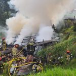 El personal del Cuerpo de Bomberos de Cuenca controló el incendio en la vivienda de la adulta mayor en Cuenca.