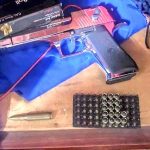 En allanamiento y detención del sospechoso, la Policía Nacional decomisó un arma de fuego y cartuchos.