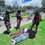 Delincuentes detenidos sobre el suelo por miembros de la Guardia Ciudadana de Cuenca (GCC).