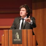 El escándalo desatado en Argentina por las 5.000 toneladas de alimentos retenidos en depósitos mientras la pobreza crece y los comedores populares dejaron de recibir ayuda del Gobierno se ha convertido en una piedra en el zapato para quien Javier Milei