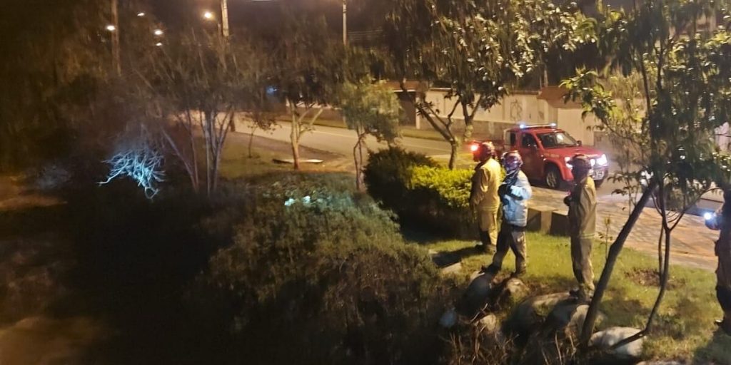 El Cuerpo de Bomberos realizó una búsqueda en el río Tomebamba.
