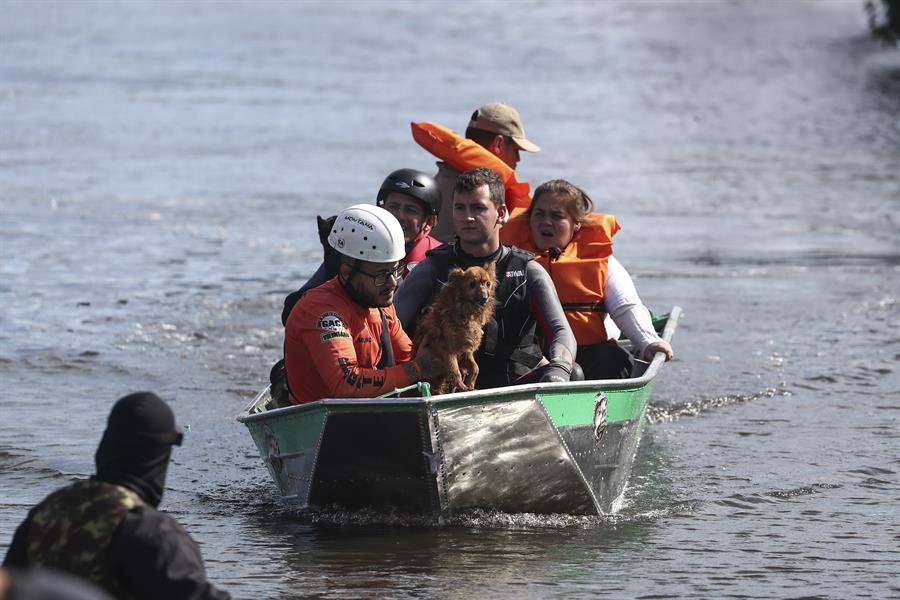 El Gobierno del estado de Rio Grande do Sul advirtió este martes de que el río Guaíba puede batir el récord histórico alcanzado la semana pasada, debido a las fuertes lluvias que cayeron en los últimos días. Las peores inundaciones que se recuerdan en la región ya han provocado más de 600.000 desplazados, 149 muertos y 127 desaparecidos. EFE