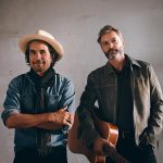 El grupo de Miami Bacilos lanzó este jueves su nuevo álbum 'Pequeños romances', que según dijeron sus integrantes a EFE está hecho a la "antigua", para que suene igual que en sus conciertos, y con un sonido que integra el son cubano al ritmo del pop que los ha acompañado durante décadas. EFE