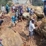 La ayuda humanitaria comenzó a llegar este miércoles a la remota zona del norte de Papúa Nueva Guinea, asolada por una gran avalancha que sepultó un poblado la madrugada del viernes
