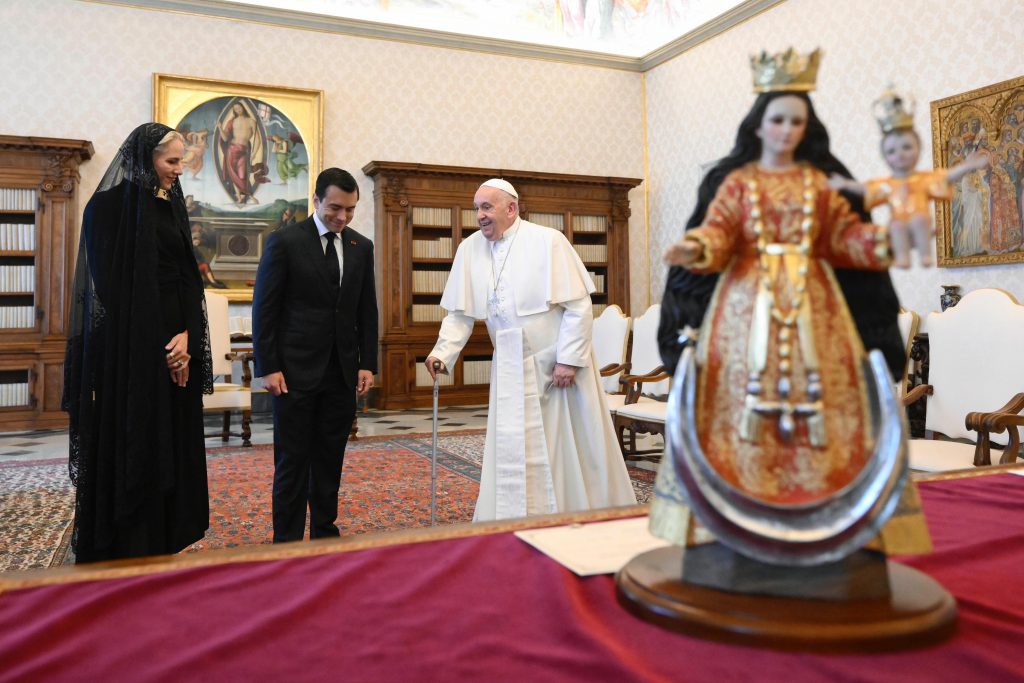 Esta imagen de la Virgen del Cisne fue entregada al papa Francisco.