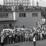 Fotografía cedida por MPL Archive LLP a través del Museo de Brooklyn donde aparecen decenas de personas mientras esperan la llegada de los Beatles, tomada por Paul McCartney en febrero de 1964 en el aeropuerto de Miami, Florida (EE.UU.). En los años 60 los Beatles se convirtieron en un fenómeno que rompió fronteras al hacer sonar su música casi al unísono en todo el mundo y Paul McCartney capturó con su cámara Pentax de 35 mm como la banda vivió ese momento, imágenes cotidianas que ahora forman parte de la muestra 'Ojos de la tormenta' del Museo de Brooklyn. EFE