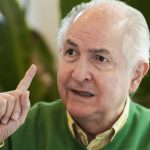 El exalcalde de Caracas Antonio Ledezma, durante una entrevista con EFE este martes en la que aseguró que la oposición venezolana tiene "la unidad perfecta" para vencer en las urnas al presidente del país, Nicolás Maduro, quien está "atrapado sin salida". EFE
