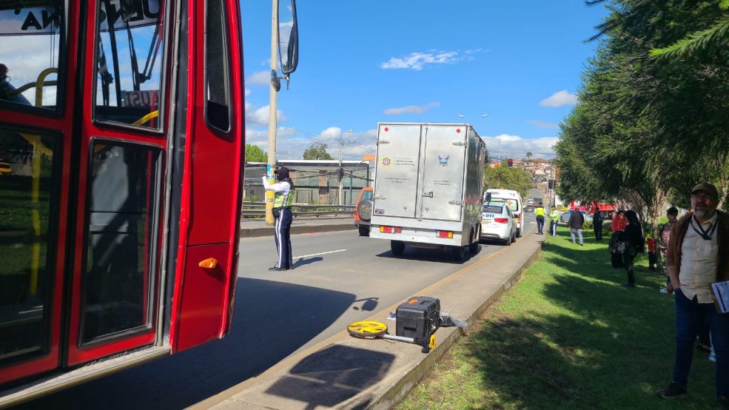 El accidente de tránsito, en el que falleció una joven de 22 años, se registró en la avenida Gonzales Suárez y calle Cumandá. /KOQ
