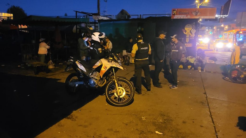 Agentes de la Policía Nacional acudió hasta las inmediaciones de la Feria Libre para constara la muerte de un presunto delincuente.