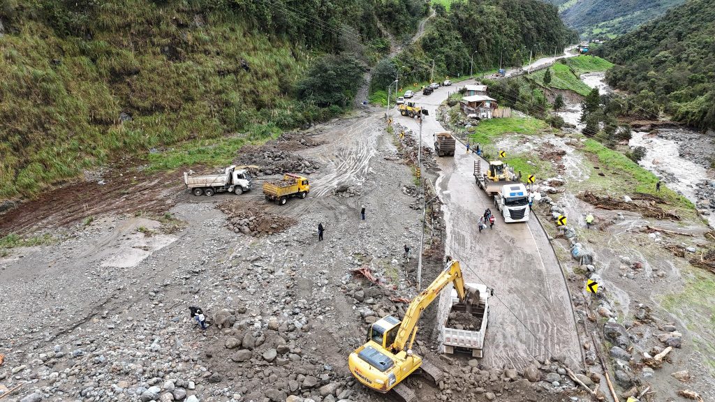 La vía Cuenca – Molleturo – El Empalme esta cerrada. Este es estado actual de la vía, debido a deslizamientos que se registraron el sábado 4 de mayo de 2024.