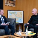 El Ministro de Defensa, Yoav Gallant (d), recibió al Asesor de Seguridad Nacional de los Estados Unidos, Jake Sullivan, este lunes en la sede del Ministerio de Defensa en Tel Aviv. Según la Agencia de Naciones Unidas para los refugiados palestinos, (UNRWA) desde el 6 de mayo, cuando Israel empezó esta operación, sólo 33 camiones han accedido al sur de Gaza, puesto que tanto el cruce de Rafah como el de Kerem Shalom permanecen cerrados. Al menos 800.000 gazatíes han sido desplazados de manera forzosa de esta ciudad fronteriza con Egipto a la que habían llegado escapando de otros lugares bajo ataques israelíes y la mayoría no tienen adónde ir, según UNRWA. EFE