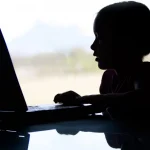 Al menos 4 de cada 10 niños y adolescentes en América Latina tiene conversaciones con desconocidos por internet