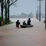 Fotografía cedida por el Ayuntamiento de Santa Maria que muestra a un grupo de personas que se transportan en una canoa en una calle inundada este miércoles, en Santa María, Estado de Río Grande del Sur (Brasil). Al menos ocho personas murieron y otras 21 permanecen desaparecidas en el sur de Brasil a causa de las intensas precipitaciones que afectan desde el lunes pasado el estado de Rio Grande do Sul, informaron este miércoles fuentes oficiales. Hasta el momento, 2.576 personas han tenido que abandonar sus hogares en 104 municipios de Rio Grande do Sul por las subidas del nivel de los ríos y las inundaciones, según el último boletín de Defensa Civil. EFE