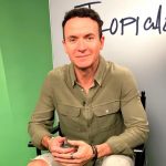 El cantante colombiano Fonseca posa durante una entrevista con EFE, el 1 de mayo de 2024 en Miami, Florida (Estados Unidos). El colombiano Fonseca presenta este jueves 'Tropicalia', un álbum fiel a su "intuición" y que rinde homenaje a los géneros que lo marcaron y a lo que él entiende por "tropical", que incluye hasta la ranchera, según dijo en entrevista con EFE. Para el cantautor, de 44 años, el disco es un recuerdo de las fiestas en su Bogotá natal a ritmo de vallenato, merengue, salsa, bolero y ranchera, y además "con un sonido de raíz", no electrónico. EFE