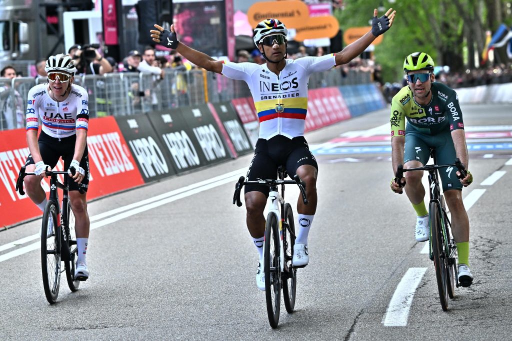 El ciclista ecuatoriano Jhonatan Narvaez (C) del team Ineos Grenadiers celebra la victoria en la etapa uno del Giro de Italia.