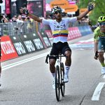 El ciclista ecuatoriano Jhonatan Narvaez (C) del team Ineos Grenadiers celebra la victoria en la etapa uno del Giro de Italia.