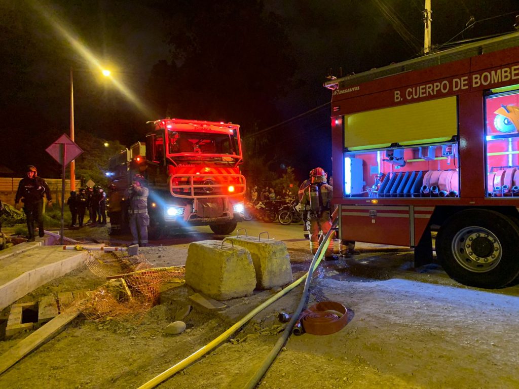 Personal del Cuerpo de Bomberos de Cuenca controló el fuego en una vivienda en el sector Virgen del Milagro.