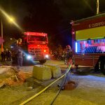 Personal del Cuerpo de Bomberos de Cuenca controló el fuego en una vivienda en el sector Virgen del Milagro.