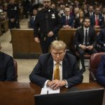 Trump, que es el primer exmandatario de Estados Unidos en someterse a este trámite, está acusado en este juicio de 34 delitos graves de falsificación de registros comerciales y, de ser encontrado culpable, podría ser sentenciado a una pena entre la libertad condicional y los cuatro años de prisión