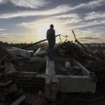 El brasileño Juarez Batista, de 62 años de edad, observa el lugar donde estaba su casa y que fue destruida por el desbordamiento del río Taquari, este miércoles en Lajeado, estado de Rio Grande do Sul (Brasil). El número de fallecidos por las catastróficas inundaciones en la región sur de Brasil superó el centenar, en una de la mayores tragedias climáticas del país, según el último balance divulgado este miércoles por la Defensa Civil. EFE