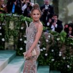 La Met Gala, que recauda fondos para el Instituto de Moda del Museo Metropolitano de Arte de Nueva York, solo desveló con antelación los anfitriones, entre los que estaban ya dos estrellas latinas, Jennifer Lopez y Bad Bunny