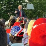 El expresidente de Estados Unidos Donald Trump habla durante un mitin este jueves, en Cotrona Park en Nueva York (EE. UU). El mitin, en el territorio demócrata de El Bronx (Nueva York), deja entrever las divisiones entre los latinos que son su mayoría demográfica: algunos líderes lo apoyan y otros intentan boicotear el evento. Crotona Park es un gran parque en el sur de El Bronx, un distrito con 1,3 millones de habitantes -en su mayoría de clase media y diversa, más del 50 % hispanos y más del 25 % negros- que sigue arrastrando mala fama por una criminalidad que es mucho menor que hace décadas pero no está extinguida. EFE