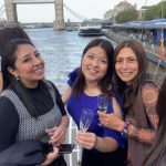 Bridget Cárdenas Pazmiño (D), de padres ecuatorianos, vive en Londres. Labora en JP Morgan desde agosto de 2022.