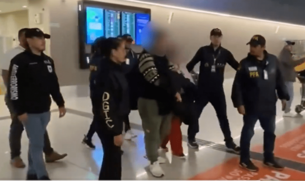 Dos personas vinculadas a alias 'Fito' fueron expulsados de Argentina. Foto Captura video cuenta X Patricia Bullrich