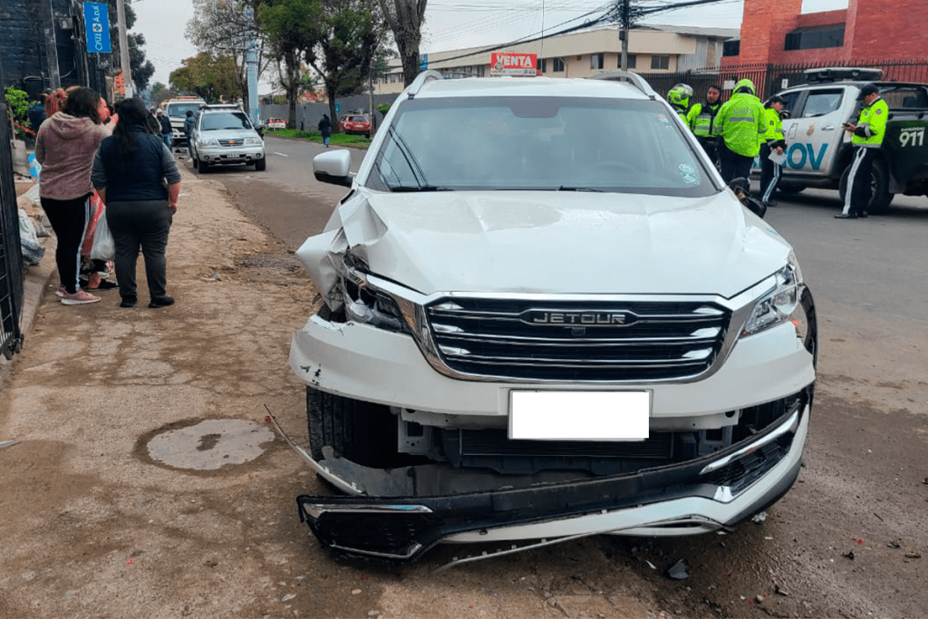 Este vehículo marca Jetour blanco atropelló a tres personas y afectó dos vehículos en la avenida Loja. Foto KOQ