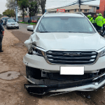 Este vehículo marca Jetour blanco atropelló a tres personas y afectó dos vehículos en la avenida Loja. Foto KOQ