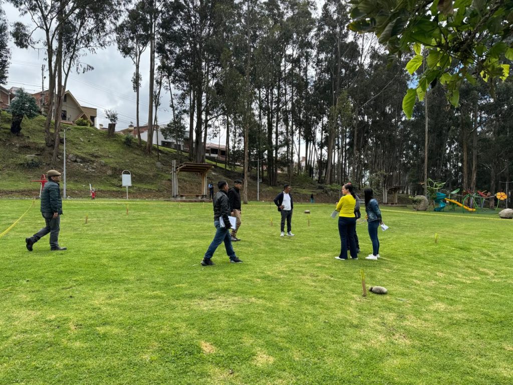 Representantes del Miduvi y del Municipio de Cuenca recorrieron el espacios en el que se prevé implementar el nuevo parque inclusivo.