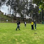 Representantes del Miduvi y del Municipio de Cuenca recorrieron el espacios en el que se prevé implementar el nuevo parque inclusivo.