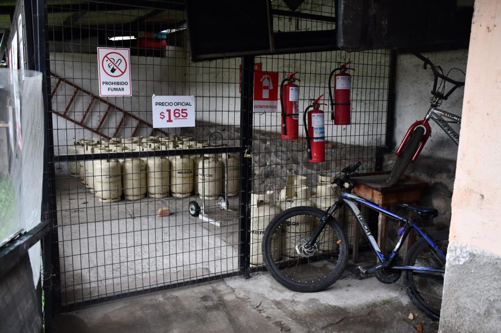 Personal de la Intendencia de Policía del Azuay ejecutó un control en una distribuidora de Cuenca que tenía una denuncia por presunta venta de gas a precio no oficial.