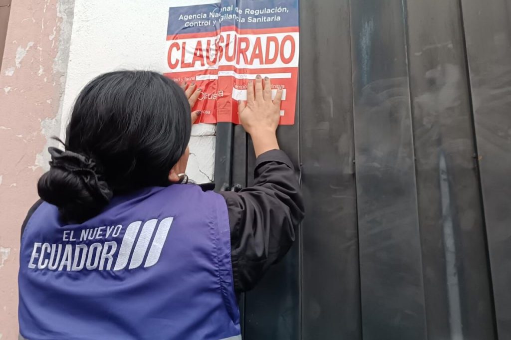 El personal de la Arcsa procedió con la colocación del sello de clausura en la planta procesadora de snacks en Cuenca.