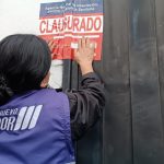 El personal de la Arcsa procedió con la colocación del sello de clausura en la planta procesadora de snacks en Cuenca.