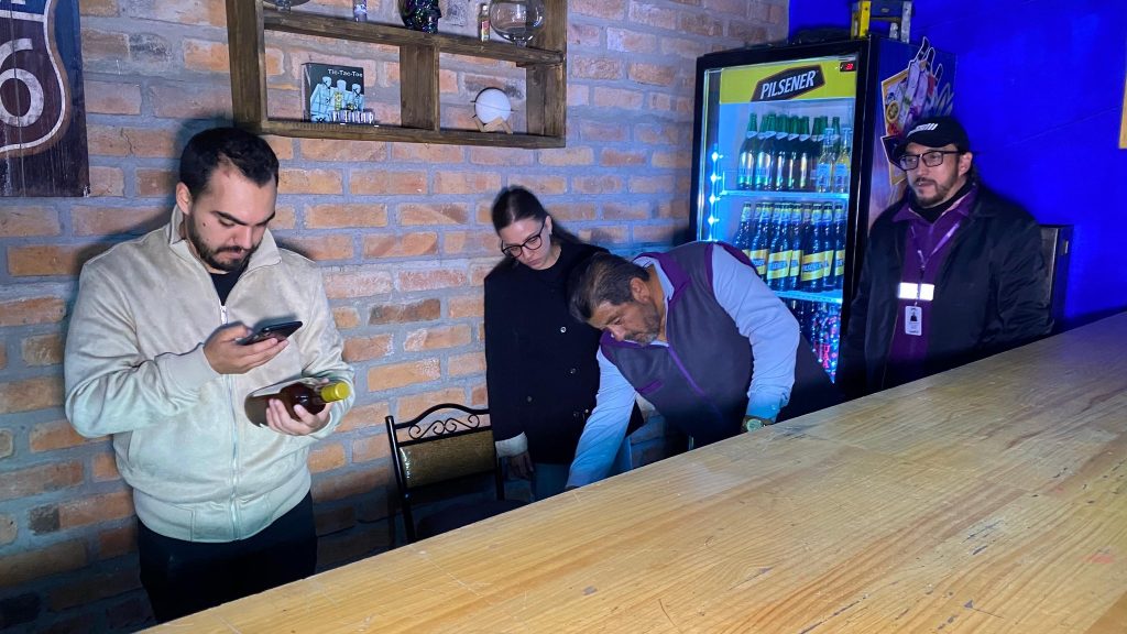 Personal de la Intendencia durante la revisión en uno de los locales suspendidos en las inmediaciones del Colegio Benigno Malo y de la Universidad de Cuenca.