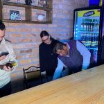 Personal de la Intendencia durante la revisión en uno de los locales suspendidos en las inmediaciones del Colegio Benigno Malo y de la Universidad de Cuenca.