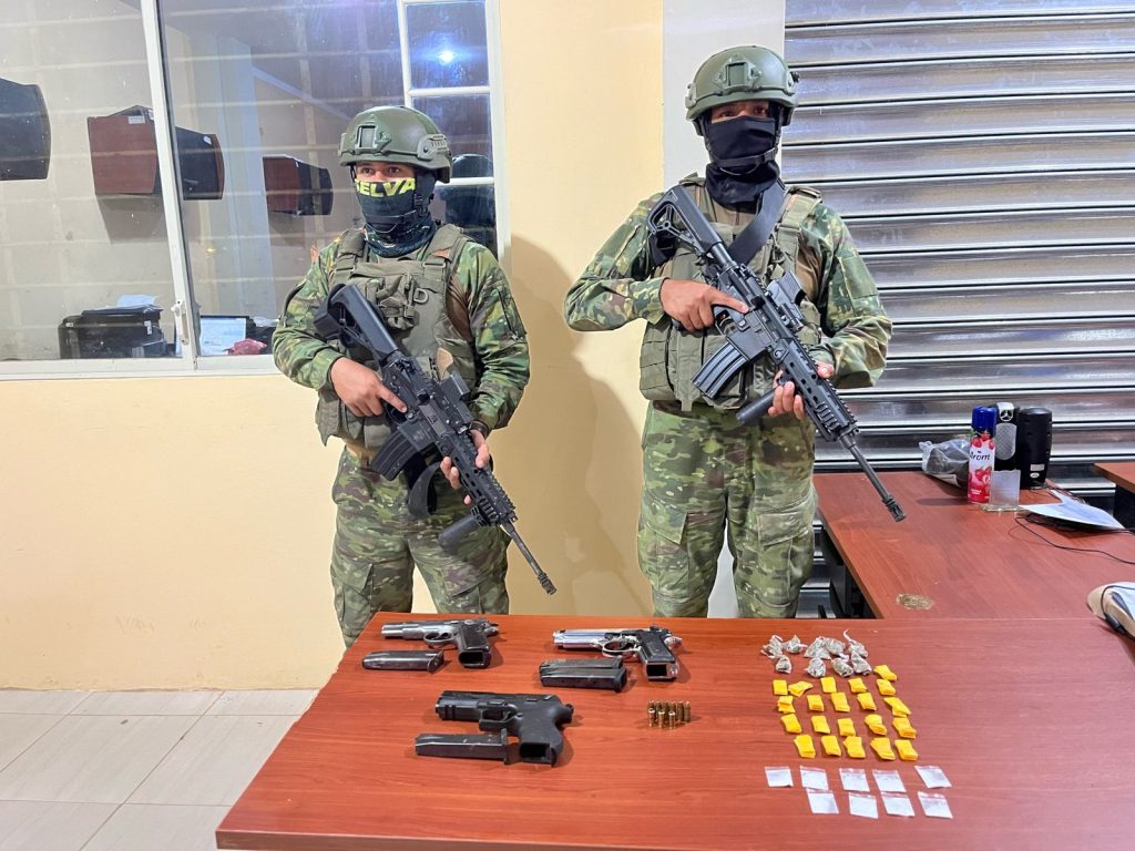 Las Fuerzas Armadas decomisaron armas y droga durante el operativo en el cantón Ponce Enríquez.