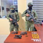 Las Fuerzas Armadas decomisaron armas y droga durante el operativo en el cantón Ponce Enríquez.