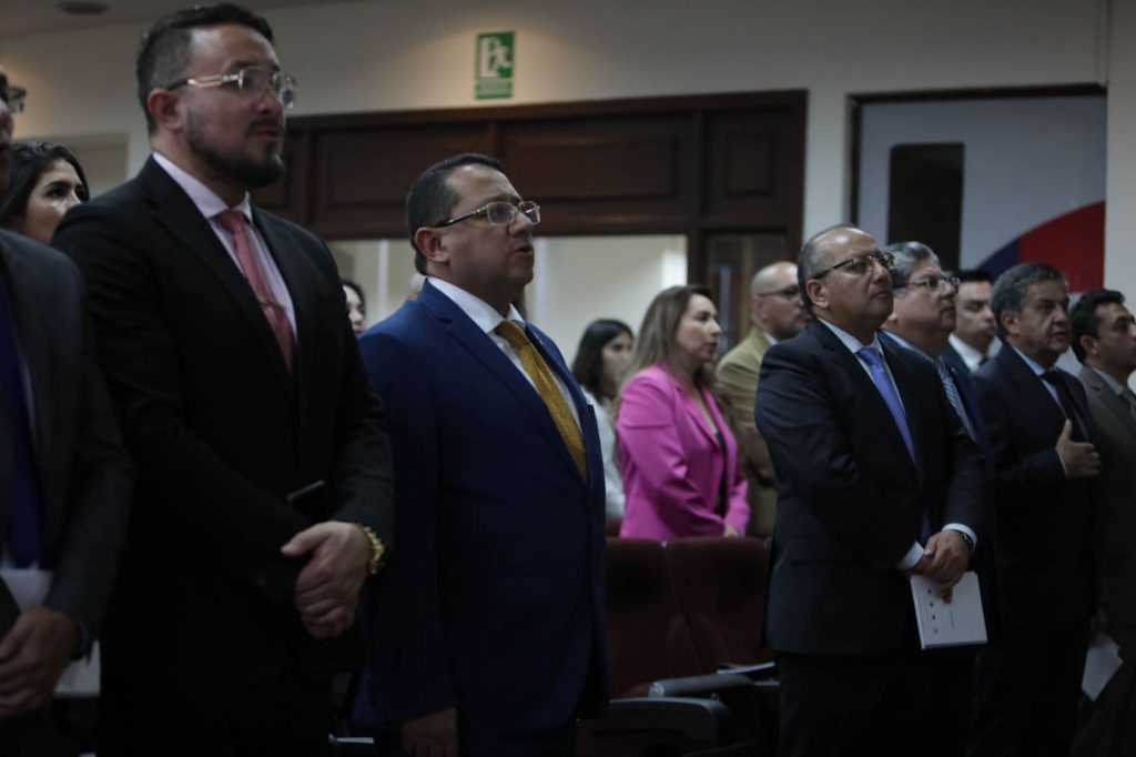 Mauricio Torres (centro) presentó nueva imagen de la Contraloría General del Estado (CGE)