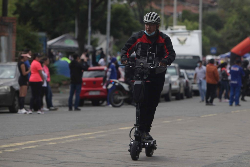 Un hombre se moviliza en un vehículo eléctrico unipersonal por las calles de Cuenca.